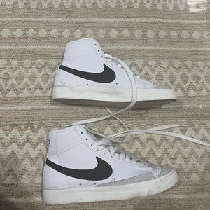 Nike Women's Blazer Mid 77 Shoes